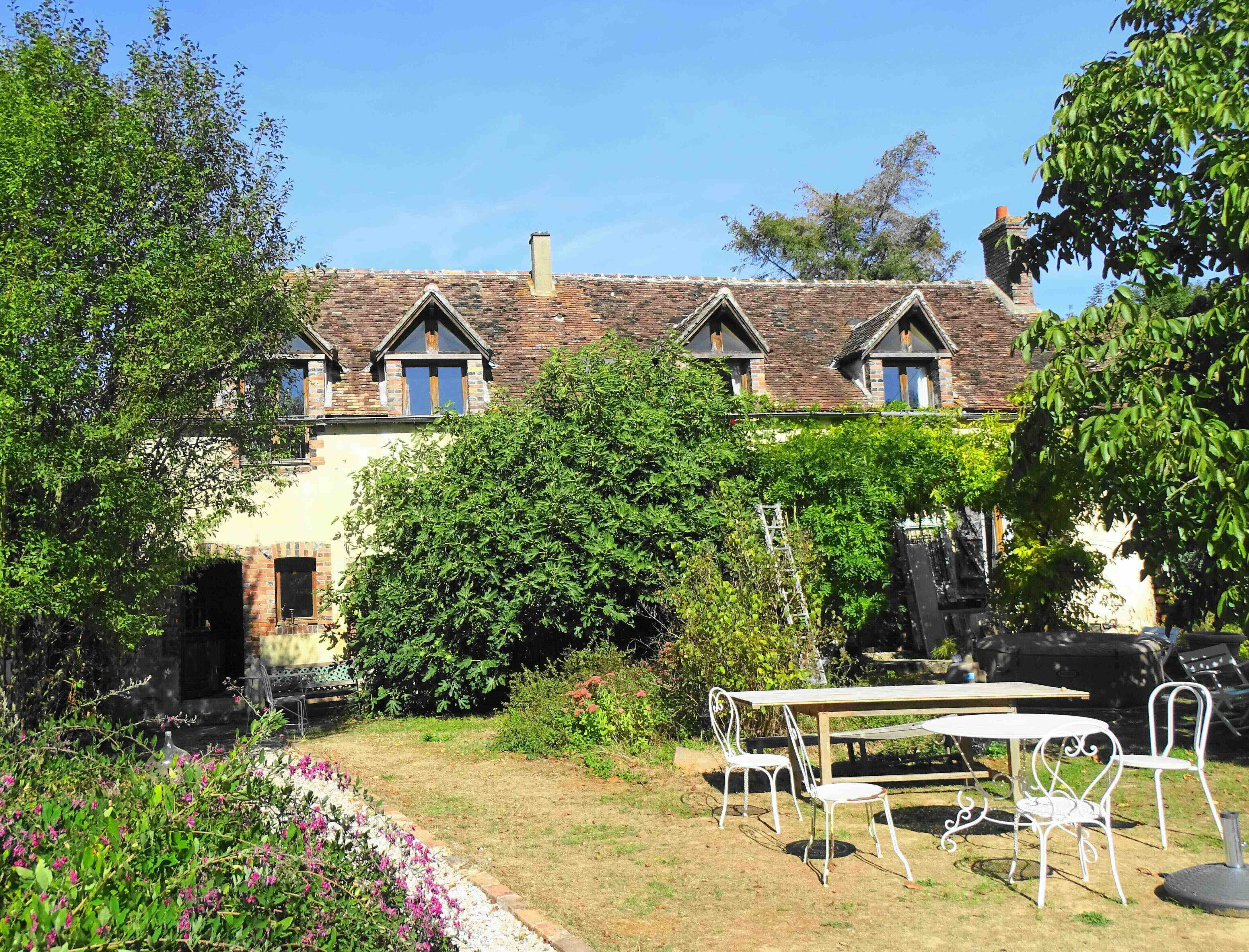 La Grange des Blins et son jardin, lieu du stage de chant résidentiel